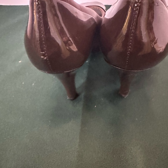 A cute addition to your shoe collection! Kenneth Cole Leather Heels Size 6.5 - Picture 8 of 16
